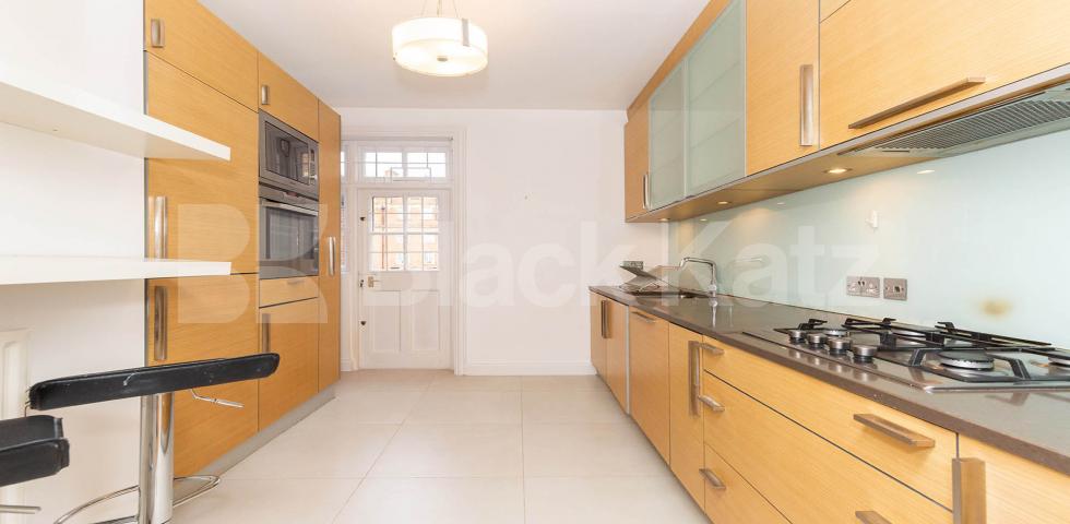 Super recently refurbished 3 bed 2 bath minutes to Baker Street Tube.   Melcombe Court, Dorset Square, Baker Street